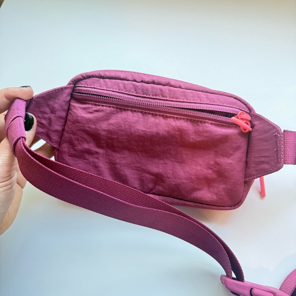 Lululemon Athletica Mauve Everywhere Belt Bag with Adjustable Straps - Picture 4 of 8